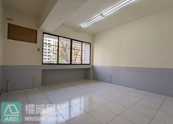 楠梓加工區百坪黃金三角窗店面