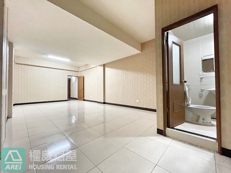 左營高鐵商圈透天黃金店面