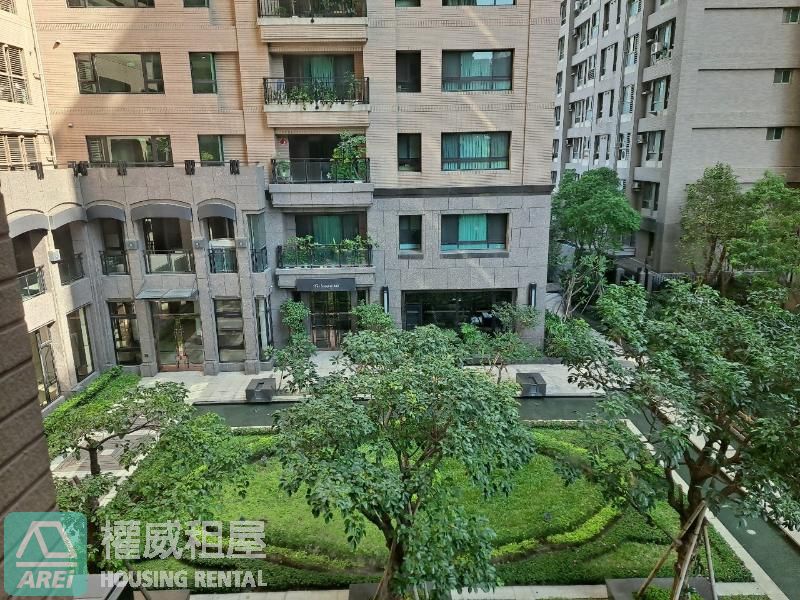 凹仔底R13人文首馥公園首排4房平車