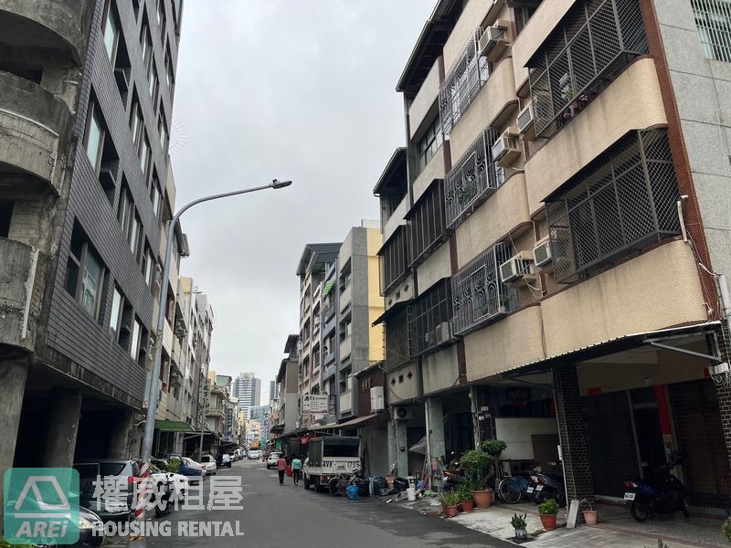 自由新中吃市透天店面使用約80坪