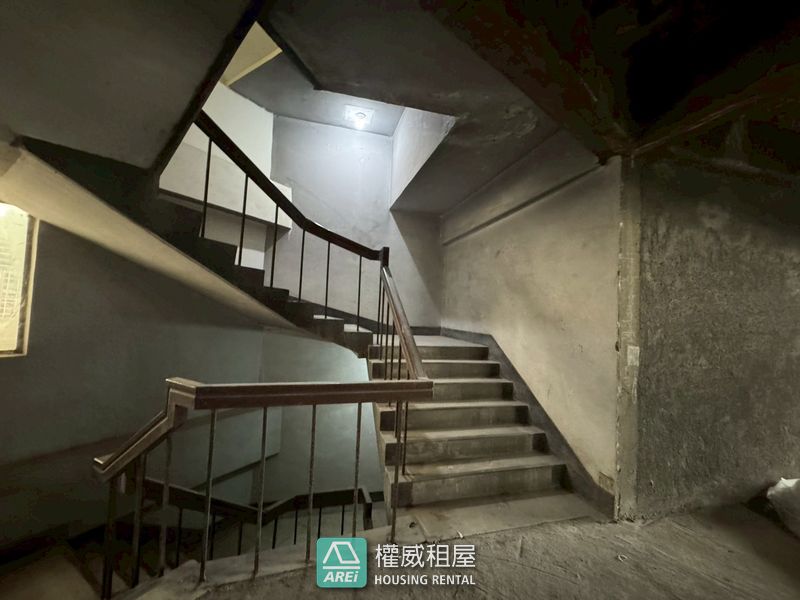 鹽埕商辦∣餐廳∣倉庫辦公室∣洗腎中心∣日照中心近四百坪