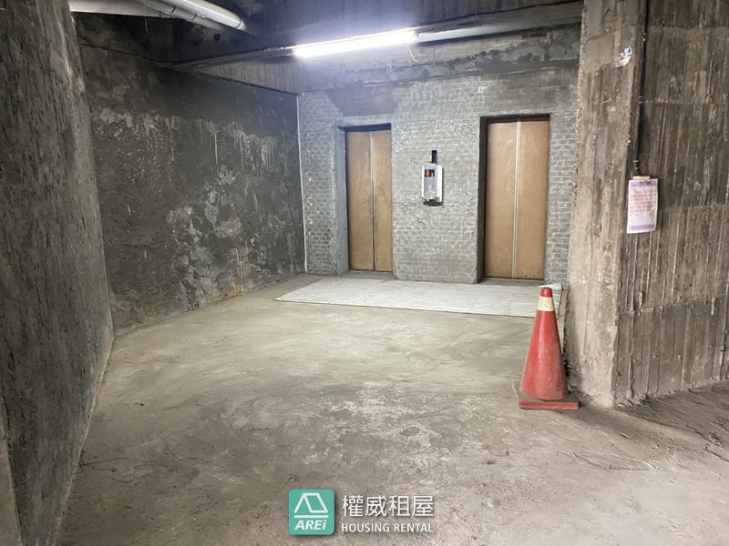 鹽埕商辦∣餐廳∣倉庫辦公室∣洗腎中心∣日照中心近四百坪