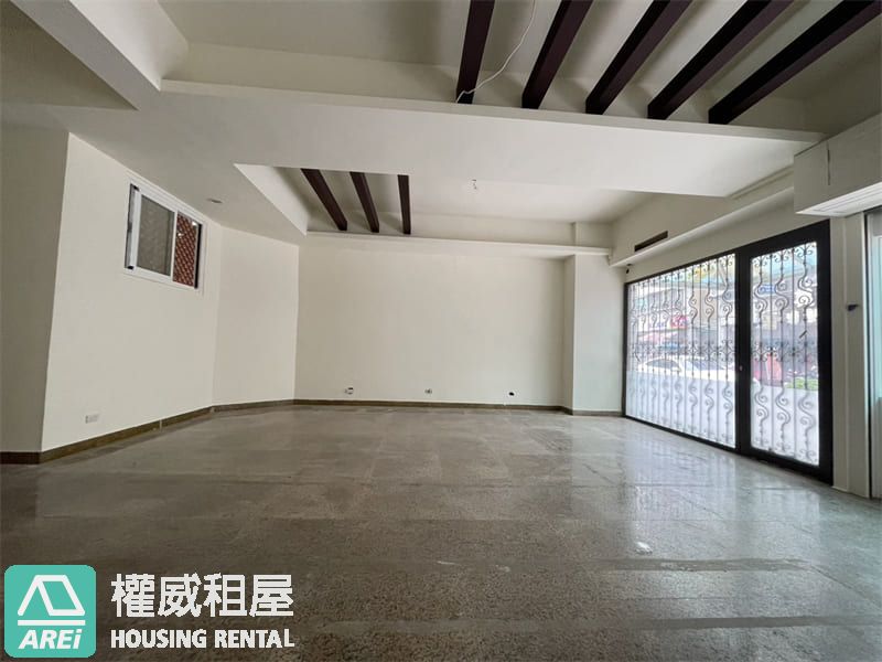河堤萬人社區臨路超面寬顯眼量店面J