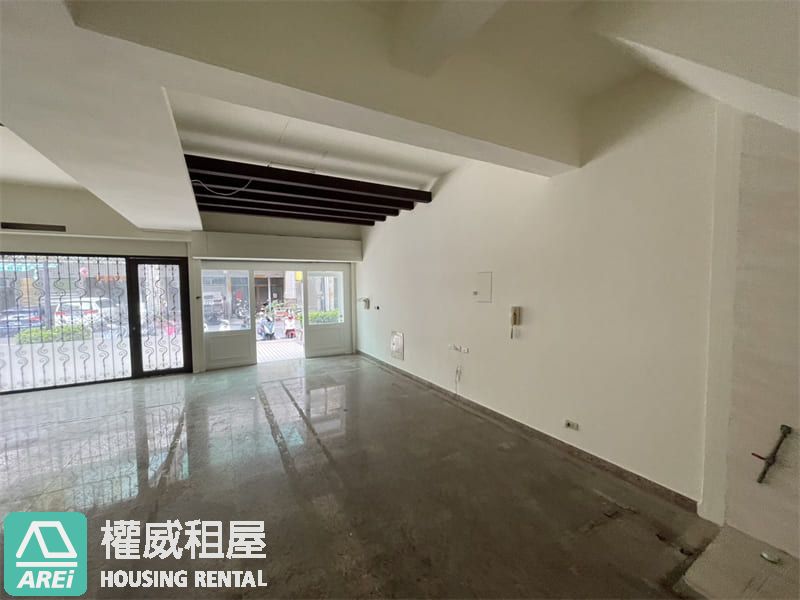 河堤萬人社區臨路超面寬顯眼量店面J