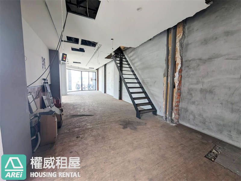 苓雅中正三角窗黃金透天店面｜O8捷運出口黃金角地