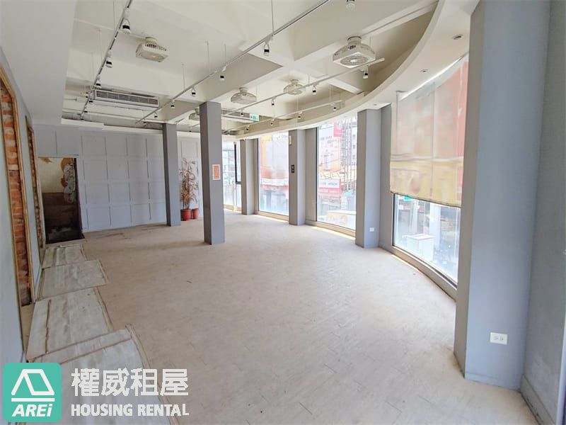 苓雅中正三角窗黃金透天店面｜O8捷運出口黃金角地
