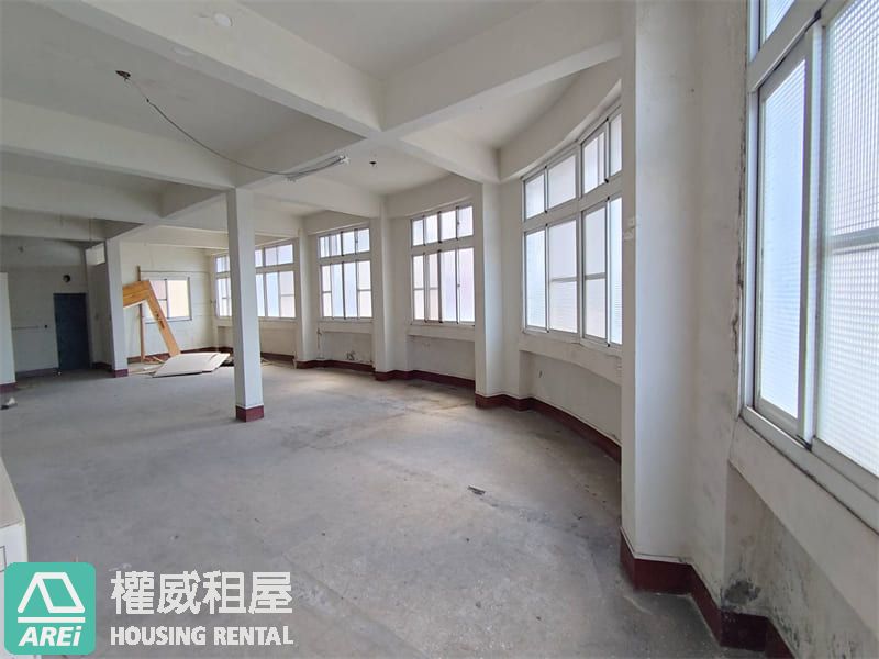 苓雅中正三角窗黃金透天店面｜O8捷運出口黃金角地