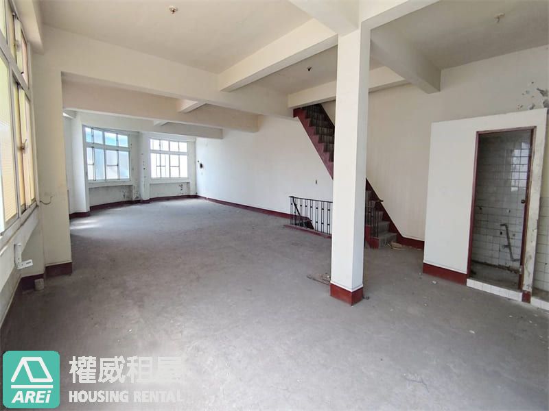 苓雅中正三角窗黃金透天店面｜O8捷運出口黃金角地