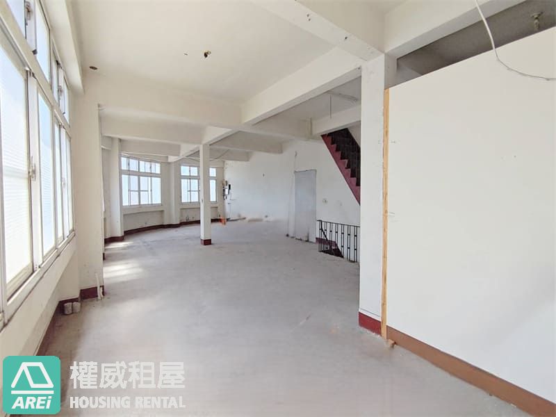 苓雅中正三角窗黃金透天店面｜O8捷運出口黃金角地