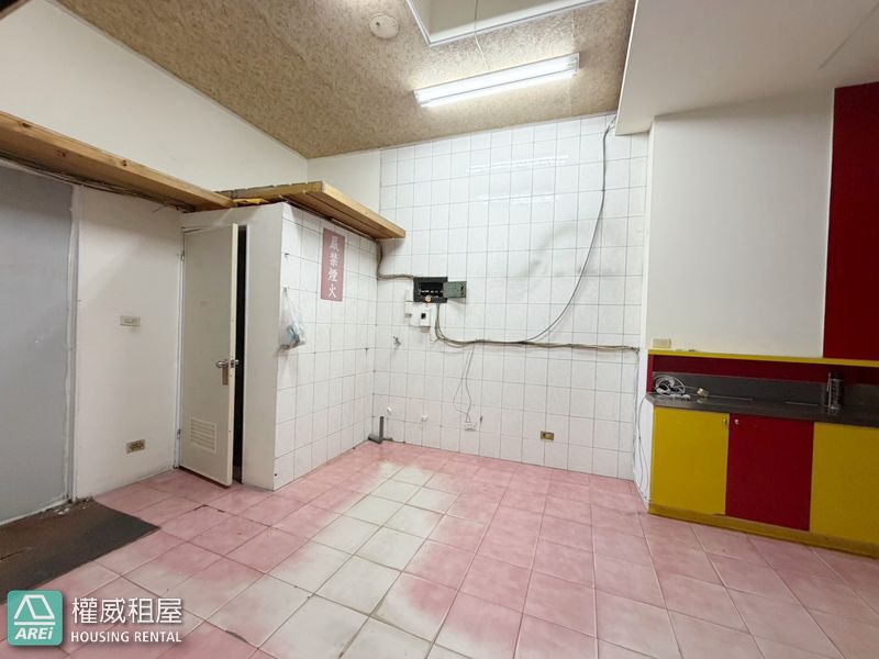 💥💥鼓山三角窗店面｜黃金店面賺錢店面｜輕軌捷運💥💥