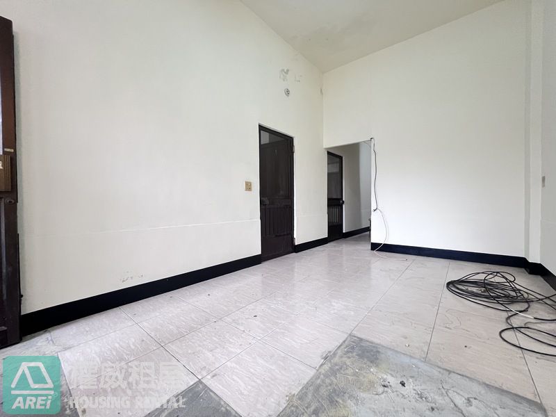 🏡【鹽埕新興街｜駁二特區｜公寓1樓便利2房2廳】