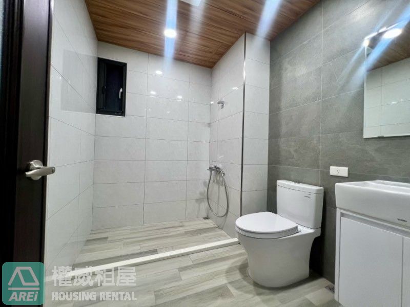 後驛商圈翻新透天金店面一樓