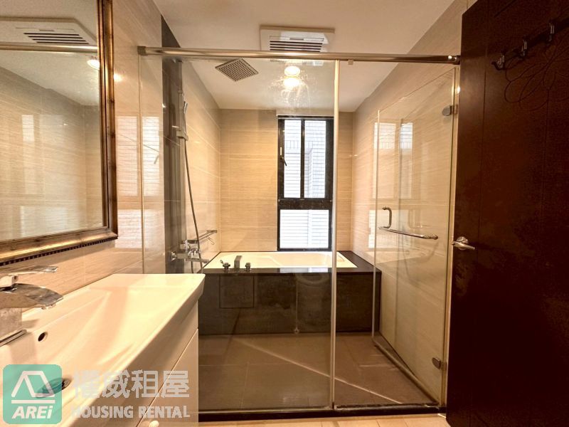 星海灣 ｜近 R8 三多商圈｜美式工業風・指標豪宅｜高樓三房