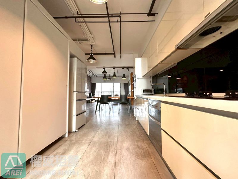 星海灣 ｜近 R8 三多商圈｜美式工業風・指標豪宅｜高樓三房