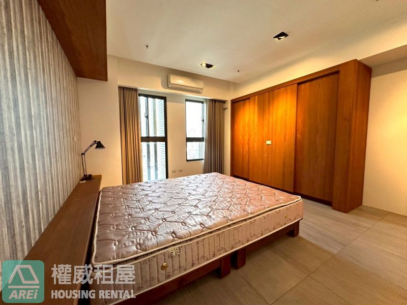 星海灣 ｜近 R8 三多商圈｜美式工業風・指標豪宅｜高樓三房