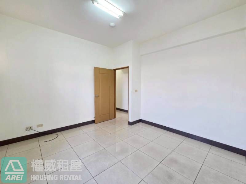 岡山勵志新城｜捷運RK1岡山站三房平車可租補｜雙軌機能宅