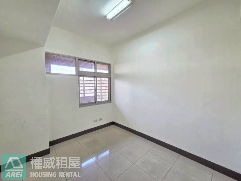 岡山勵志新城｜捷運RK1岡山站三房平車可租補｜雙軌機能宅