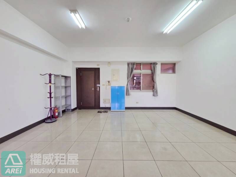 岡山勵志新城｜捷運RK1岡山站三房平車可租補｜雙軌機能宅