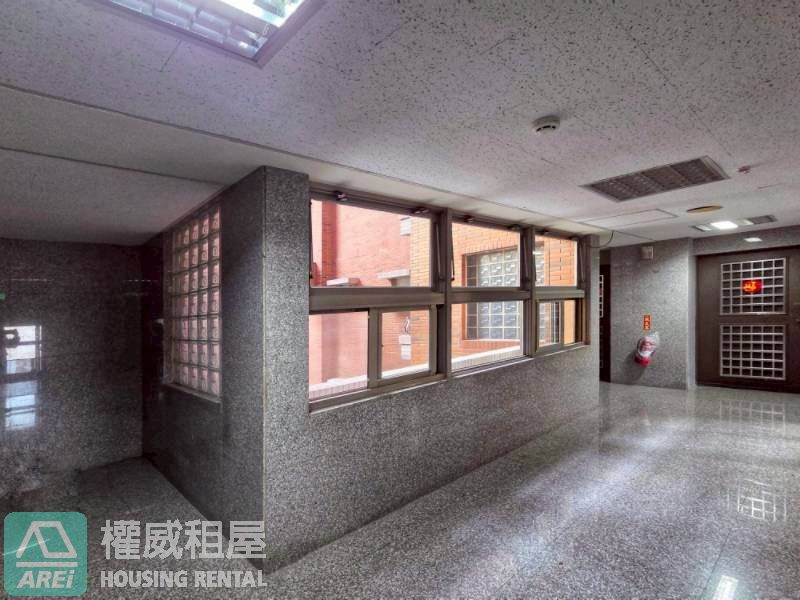 岡山勵志新城｜捷運RK1岡山站三房平車可租補｜雙軌機能宅