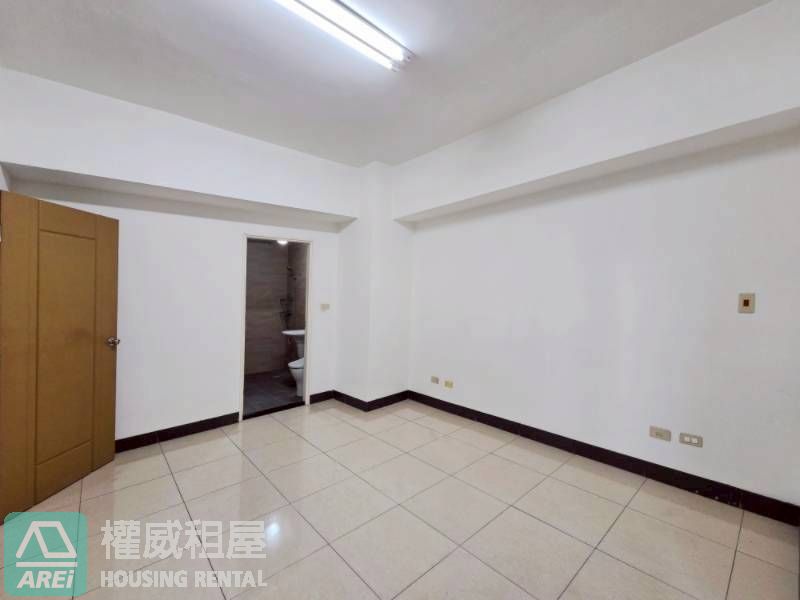 岡山勵志新城｜捷運RK1岡山站三房平車可租補｜雙軌機能宅