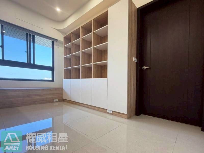 楠梓・高大特區| 冠傑UI| 可租補| 2+1房平車