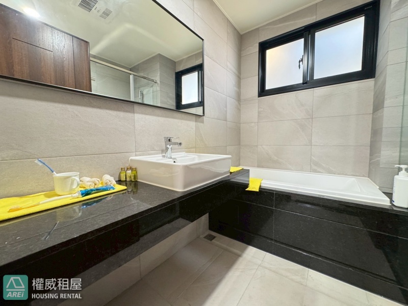 於楠梓一隅藍田玉，擁正三房餘裕，享一樓平車從容