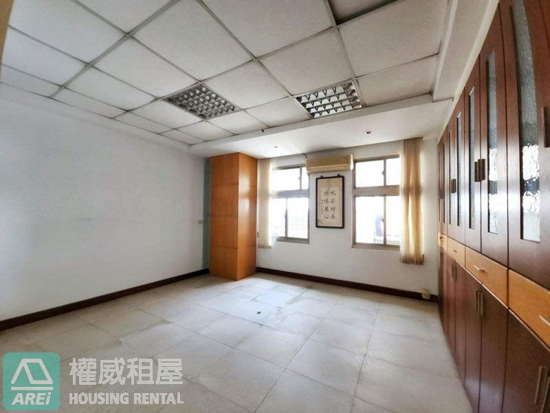 台南東區頂層∣天闕雲端傳奇∣獨立專屬電梯∣室內160坪∣12房3廳5衛7車位