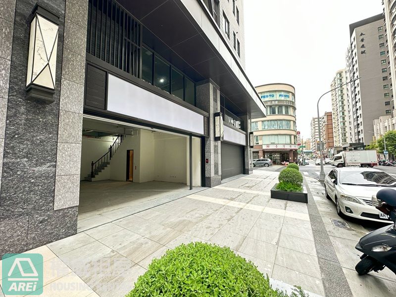 高鐵商圈鑫悅全新大面寬店面1+夾