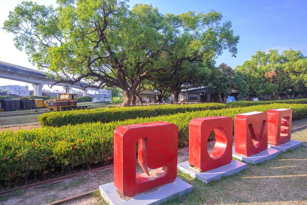 在橋科的綠海裡，築一座泳池島嶼 —— 鳳凰橋科 ONE-2+1房車位