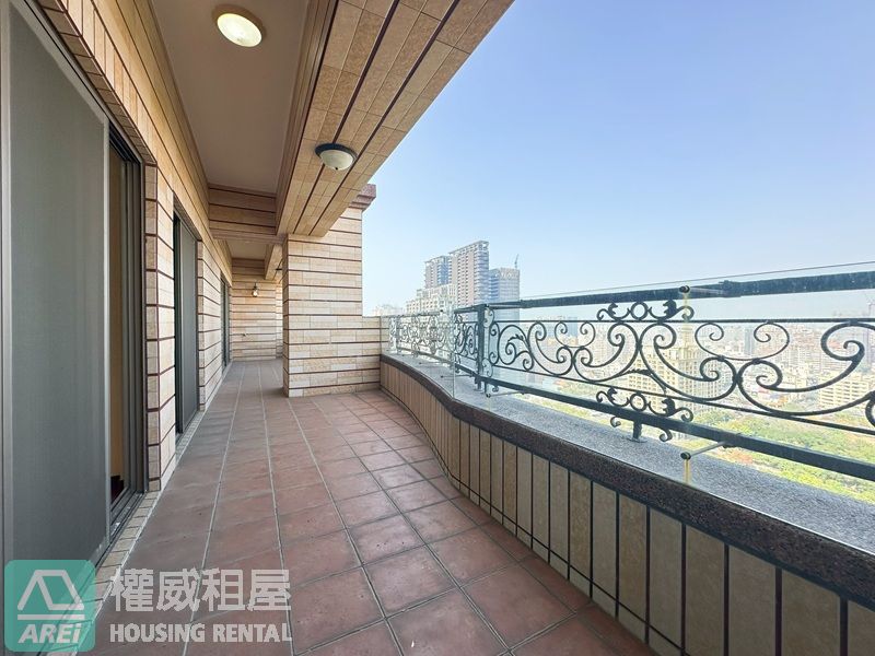 凹子底MRT克里翁景觀豪華4房雙平車