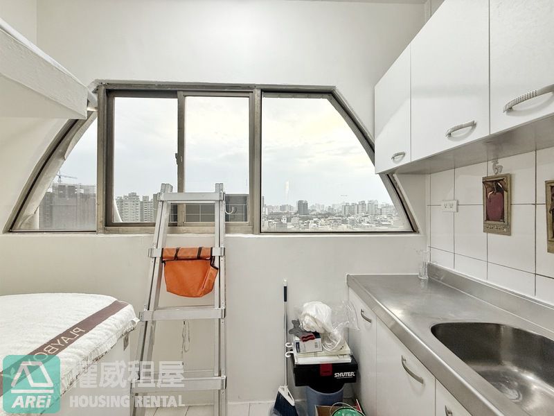 五塊厝站MRT│紅樓貴族│高樓層景觀一卡皮箱精緻套房