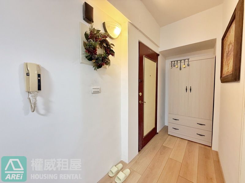 五塊厝站MRT│紅樓貴族│高樓層景觀一卡皮箱精緻套房