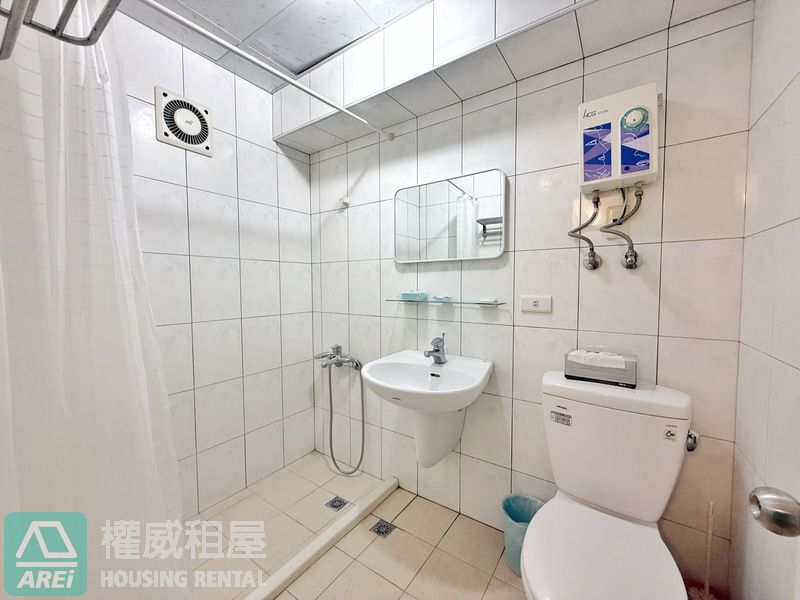 五塊厝站MRT│紅樓貴族│高樓層景觀一卡皮箱精緻套房