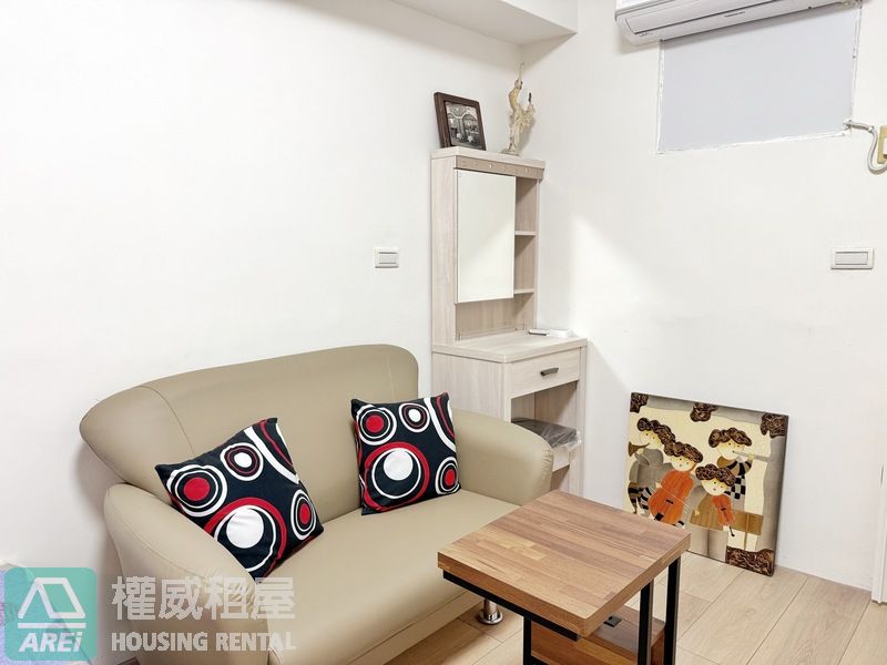 五塊厝站MRT│紅樓貴族│高樓層景觀一卡皮箱精緻套房