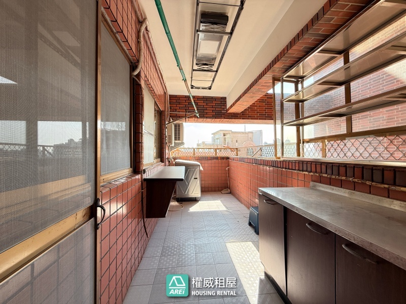 近輕軌 建工商圈｜屋況好含平車｜4+1房大空間好利用