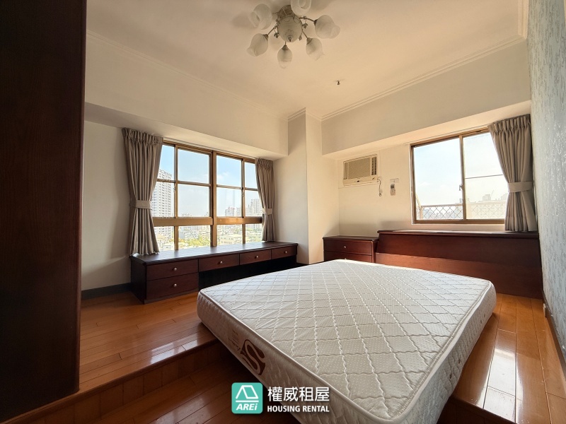 近輕軌 建工商圈｜屋況好含平車｜4+1房大空間好利用