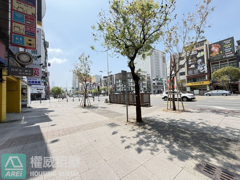 高雄車站商圈｜中山一路整棟金店面 附貨梯｜約100坪大空間｜連鎖品牌首選