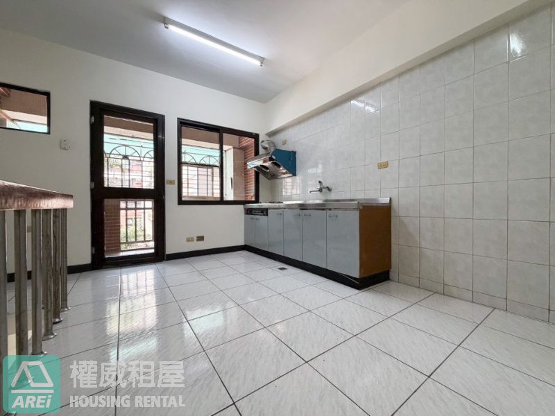 楠梓秀群路店面