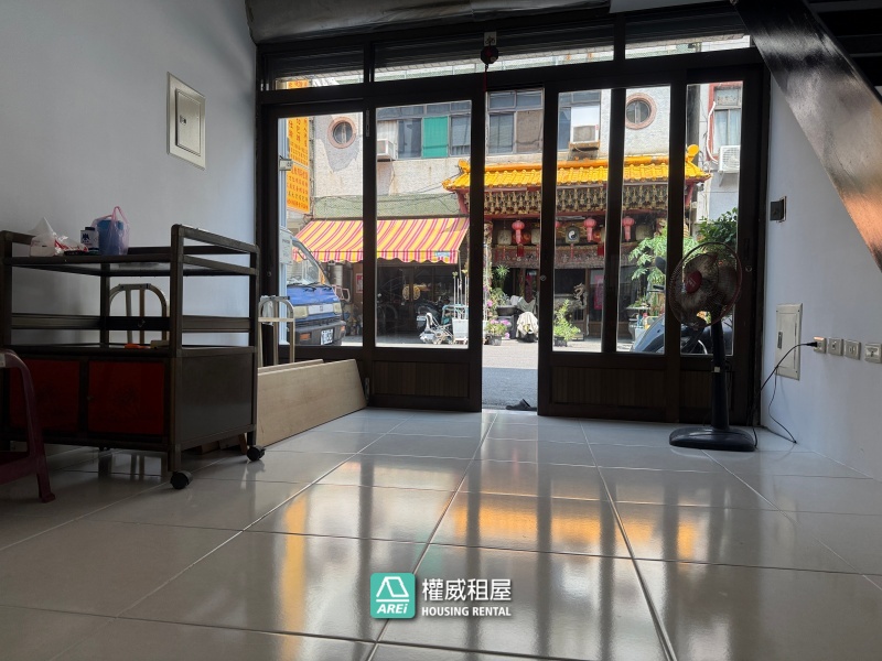 翻新精美透天店面｜適合做生意(不做吃的)｜門前可停汽車