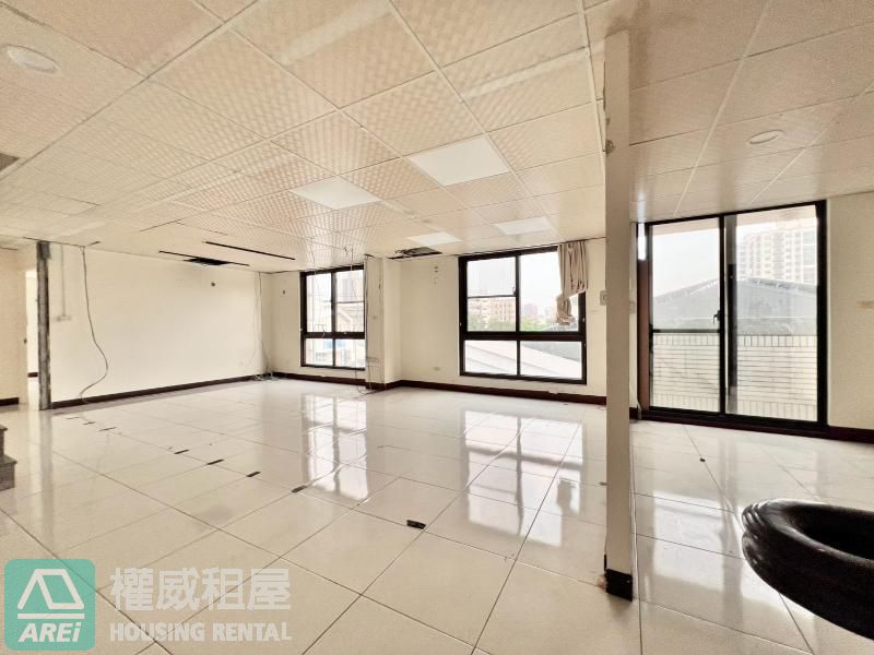 💎楠梓高雄大學|家樂福商圈｜顯目金透天三角窗
