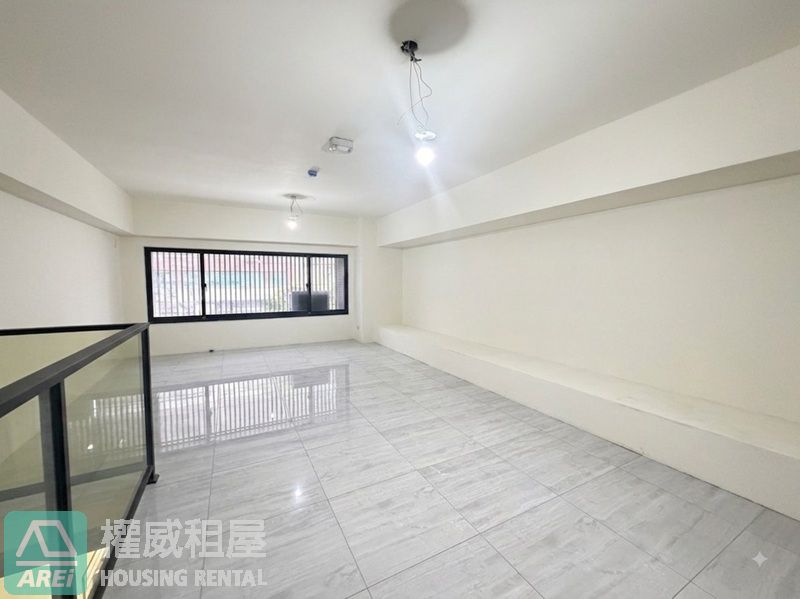 台積電捷運之星挑高1+夾層樓店面平車