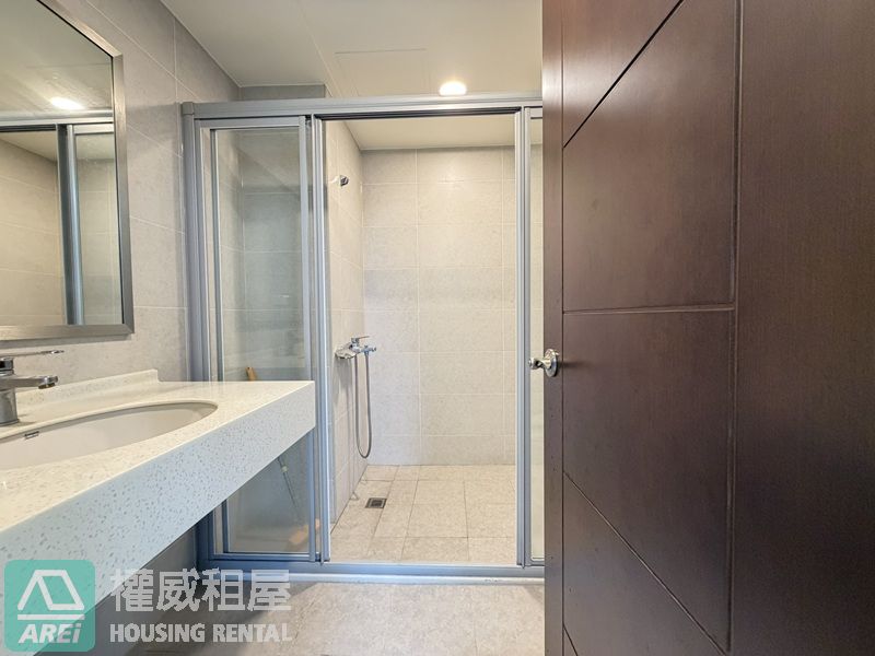 高雄大學百達卓悅空屋1大房平車可租補